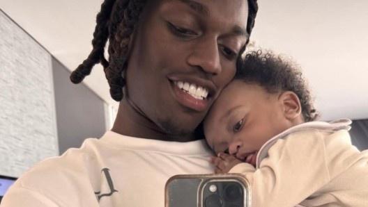 米体：莱奥在联赛间歇期返回葡萄牙，为双胞胎孩子庆祝1周岁生日